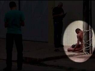 INTERESSA - LINCHAMENTO - 06.08.2015
Homem amarrado sem roupa a poste antes de ser linchado em Sao Luiz - Maranhao

FOTO : Reproducao / Tv Globo