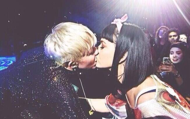 Katy Perry e Miley Cyrus trocaram selinho durante show, em fevereiro do ano passado. Foto: Reprodução