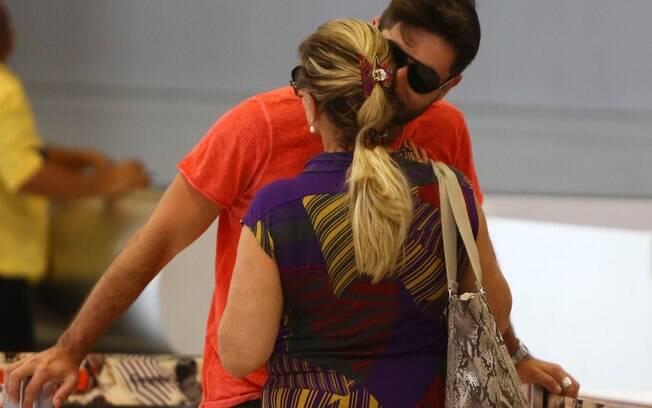 Susana Vieira e Sandro Pedroso foram fotografados trocando carinhos na filha do check-in