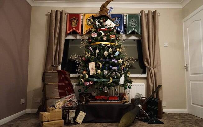 Para ter um Natal como Harry Potter e seus amigos, britânica decidiu fazer uma árvore baseada na série Para ter um Natal como Harry Potter e seus amigos, britânica decidiu fazer uma árvore baseada na série