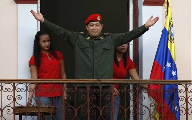 Chávez saúda partidários em Caracas depois de retornar de sua primeira cirurgia após descoberta do câncer em julho de 2011