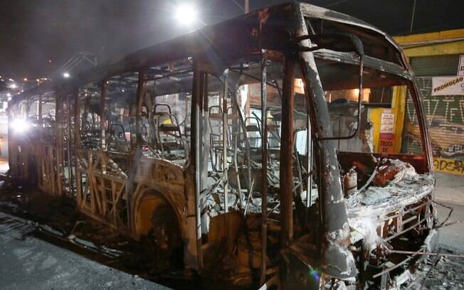 Criminosos promoveram os ataques com intervalo de uma hora. Um quinto ônibus foi parcialmente queimado