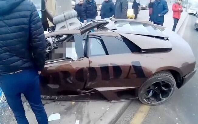 Lamborghini de Adam Yandiev, lutador russo de MMA, que ficou destruída após acidente Lamborghini de Adam Yandiev, lutador russo de MMA, que ficou destruída após acidente