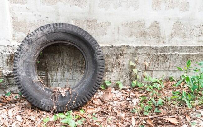 Quintal não é lugar de pneu velho! Você pode levá-lo até um posto de coleta da prefeitura de sua cidade. Foto: iStock