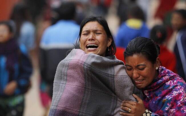 Sobreviventes de terremoto se desesperam ante ao cenário de destruição 