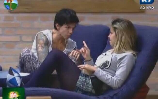 Penélope Nova e Robertha Portella conversam na sala, enquanto outros peões dormem