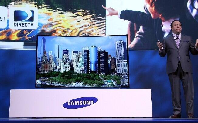 Protótipo de televisão curvada e flexível da Samsung é destaque na CES 2014