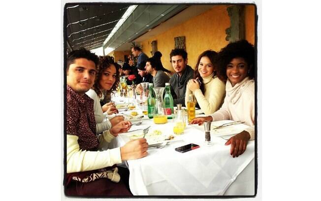O diretor da novela, Jayme Monjardim, divulgou uma foto do elenco almoçando em um restaurante de Viena