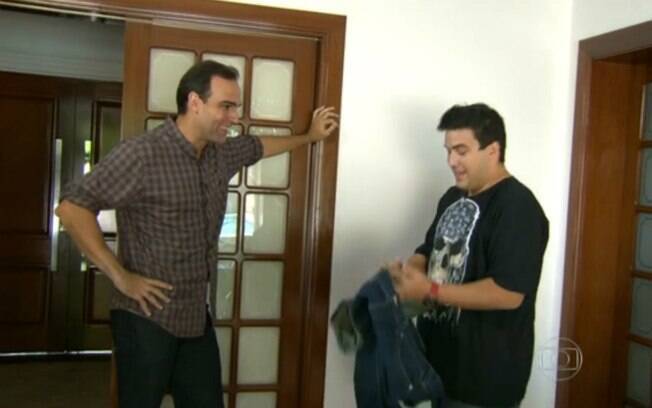 André Marques mostra a Tadeu Schmidt roupas da época em que pesava 160kg