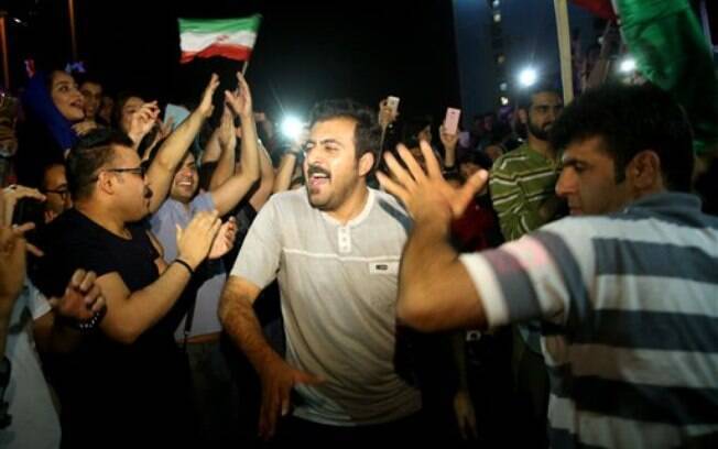 Celebrações em Teerã, capital iraniana; Israel chamou acordo de erro de proporções históricas. Foto: AP