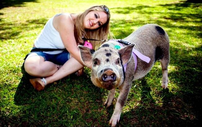 Sabrina Pressi e sua porquinha de estimação