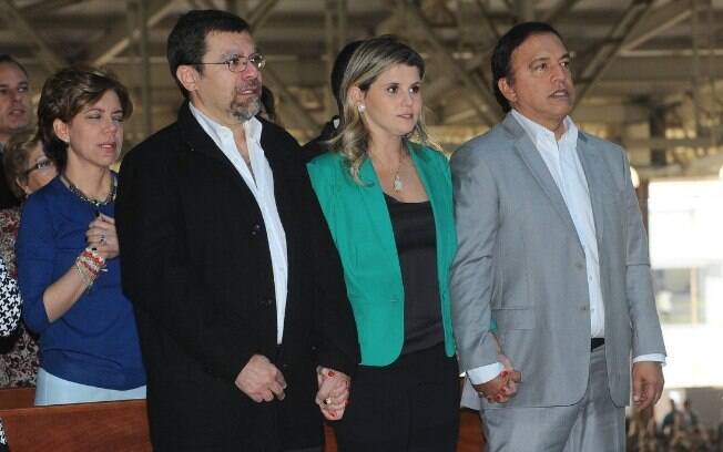O filho de Hebe, Marcelo Camargo, ao lado de  Helena Caio e o marido, Claudio Pessutti, sobrinho da apresentadora