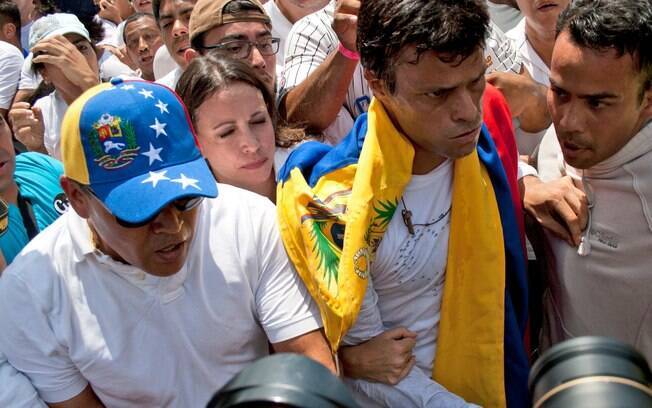 Líder da oposição se entrega à polícia durante protesto na Venezuela