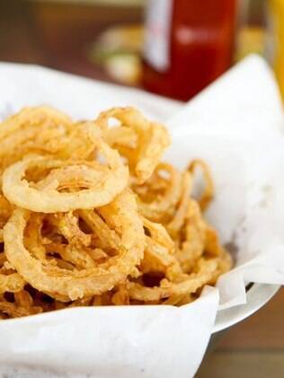 Fininhas, as cebolas empanadas substituem batatas fritas como guarnição de sanduíches