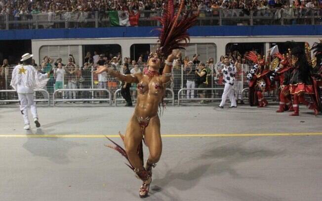 Fabi Frota apostou em fantasia ousada para se destacar durante desfile da Gaviões da Fiel