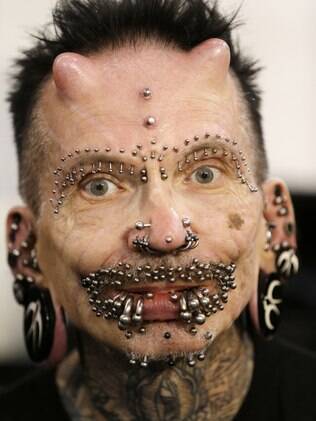 Rolf Buchholz, 56, posa para foto durante convenção anual do tatuagem em Atenas, Grécia