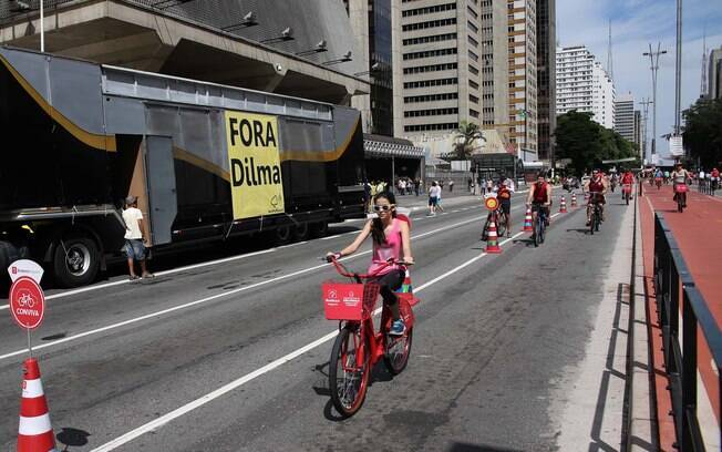 Protesto na Avenida Paulista, em SP, atrapalha quem anda de bicicleta na via. Foto: Renato S. Cerqueira/Futura Press - 13.12.15