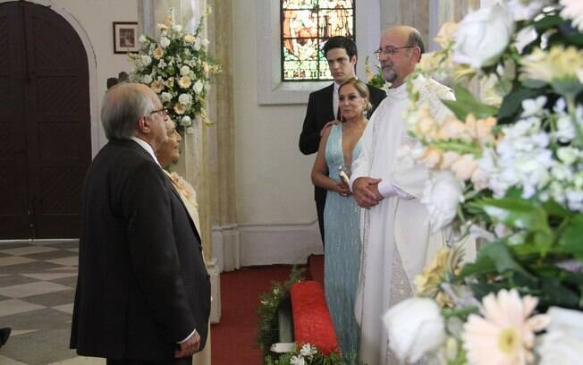 Pilar (Susana Vieira) acompanha cerimônia de casamento da mãe
