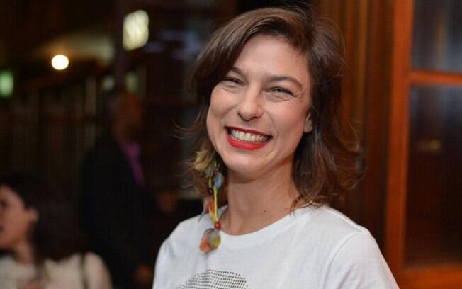 Sorridente, Maria Paula chegou sozinha ao evento