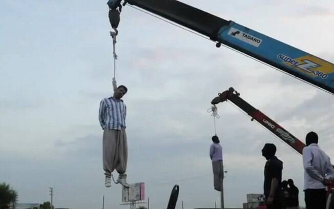 Execução pública: após aumento da violência, o Irã passou a promover as mortes de criminosos em um parque central de Teerã. Foto: Reprodução/Youtube