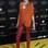 Modelo, Franziska Knuppe tirou o ar invernal da calça de couro por conta da escolha da camisa laranja e do maxicolar. Mesmo assim, evite investir na peça no alto verão . Foto: Getty Images