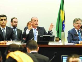 Costuras. Durante o dia, o relator do pacote das 10 Medidas pediu para interromper a sessão várias vezes para fazer adequações ao texto