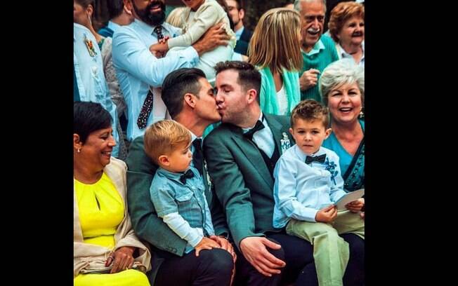 O beijo, a família, as crianças. Foto: Reprodução/Instagram