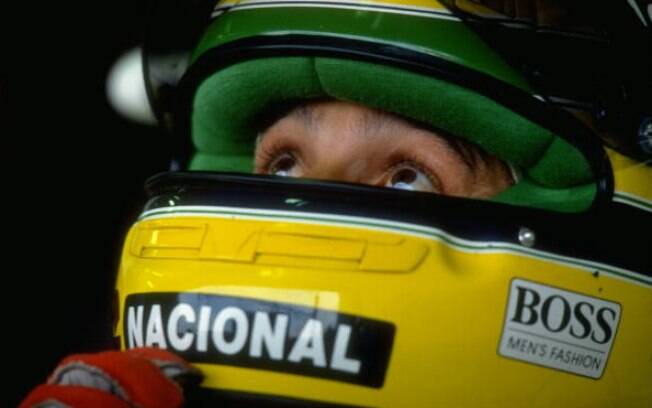 Na garagem da McLaren, Ayrton Senna se concentra para GP do Japão de 1991 - o brasileiro tinha chances de sair da prova tricampeão mundial. Foto: Getty Images