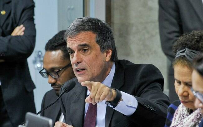 Advogado da presidente afastada Dilma Rousseff, José Eduardo Cardozo, defende o acordo e faz acertos com acusação
