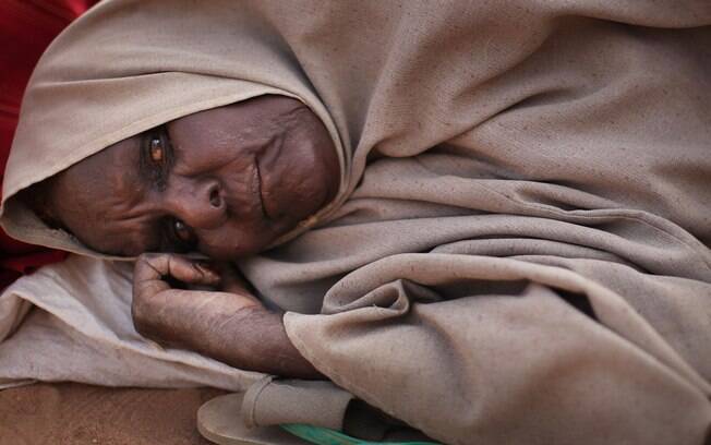 Somália: mulheres passam dias na fila para se instalar em Dadaab, maior campo de refugiados do mundo. Foto: Getty Images