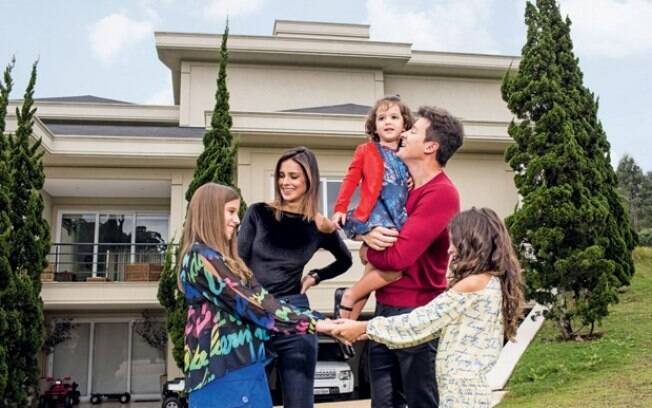 Os cinco integrantes da família Faro e a pequena residência ao fundo