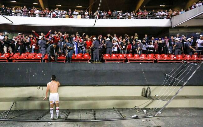 Grade caiu logo após o gol marcado por Michel Bastos 