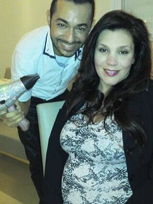 Simony e seu hairstylist na maternidade