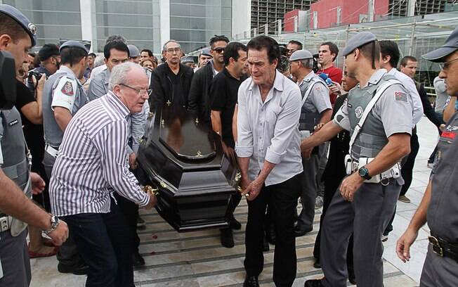 Corpo de Jair Rodrigues sai em cortejo em carro do Corpo de Bombeiros (09/05)