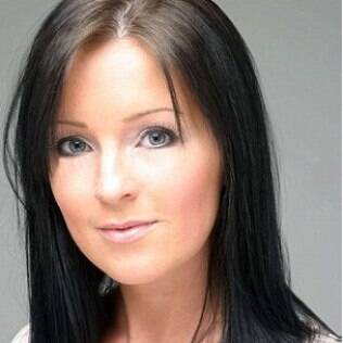 Claire Culverwell antes do implante de sobrancelhas