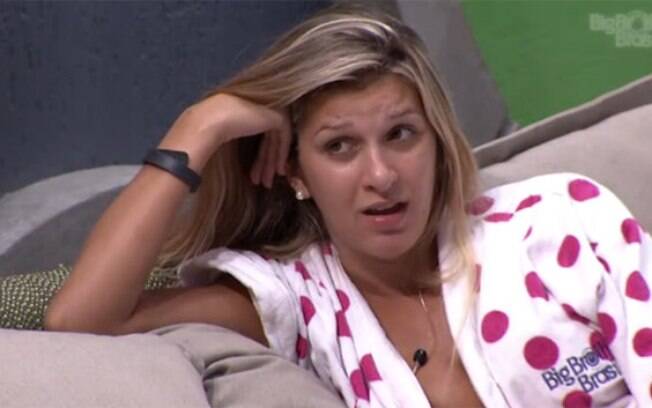 Tatiele fala para Vanessa que está chateada com o comportamento de Roni