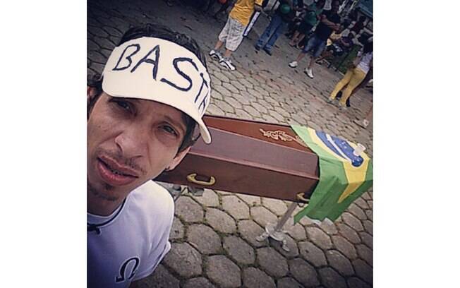 Caixão com bandeira do Brasil é levado por manifestante, durante protesto na Praça da Bíblia, em Goiânia. Foto: Reprodução/Instagram