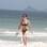 Deborah Secco caminhou pela areia na manhã desta sexta-feira (17). Foto: AgNews