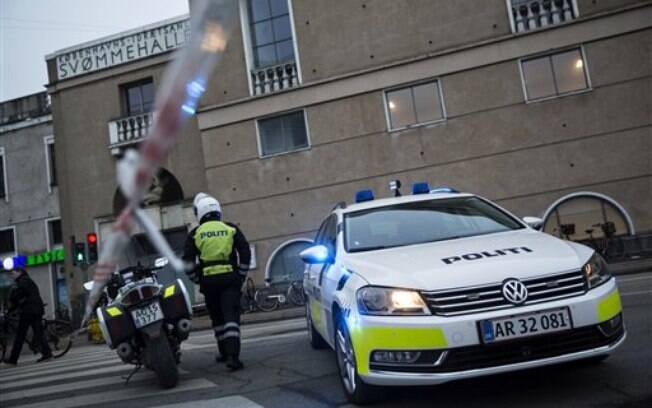 Forças de segurança patrulham o local em que os disparos foram feitos, em Copenhagen. Foto: AP