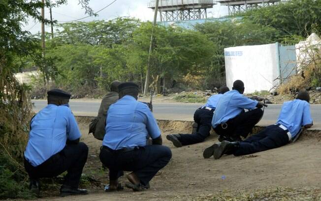 Policiais quenianos cercam o lado de fora da University College Garissa durante ataque a tiros em Garissa, Quênia