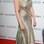 A cantora Kylie Minogue usou vestido glamuroso longo, digno de tapete vermelho. Como a peça é marcante, a falta de acessórios não é um problema. Foto: Getty Images