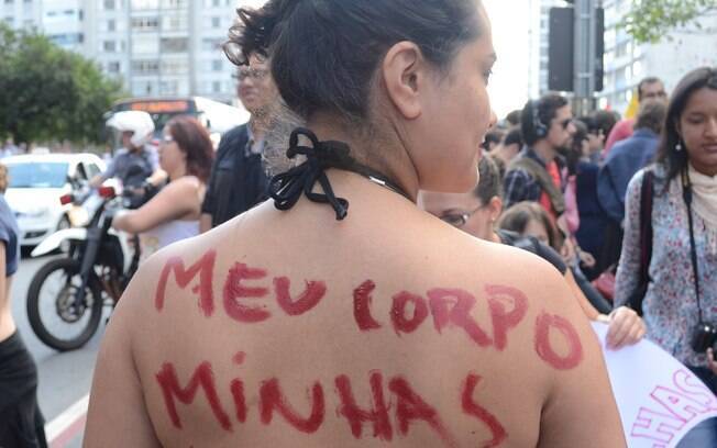 Manifestante pinta o corpo para reafirmar posse de sua feminilidade