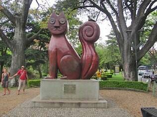 Obra principal do Parque do Gato Tejada é do escultor colombiano Hernando Tejada
