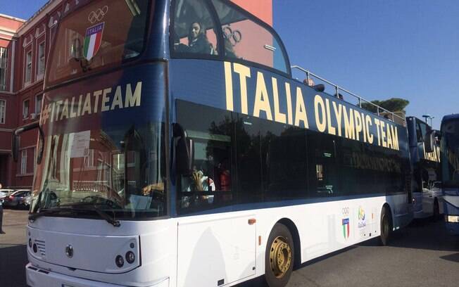 Ônibus aberto levou os medalhistas olímpicos italianos até o encontro do presidente Sergio Mattarella no Palácio do Quirinal