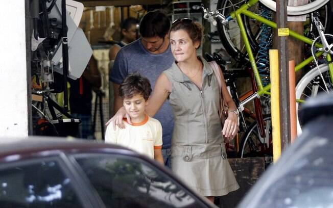 Segunda-feira, 24 - Adriana Esteves e Vladimir Brichta levam o filho a uma loja de bicicletas na Barra da Tijuca