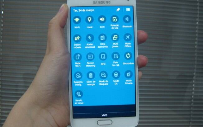 Aparelho roda Android 4.4.4, mas possui a interface da Samsung, a TouchWiz
