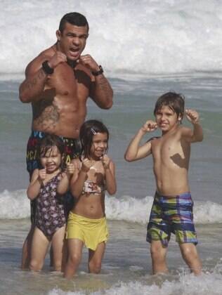 Famosos curtem dia de praia no Rio