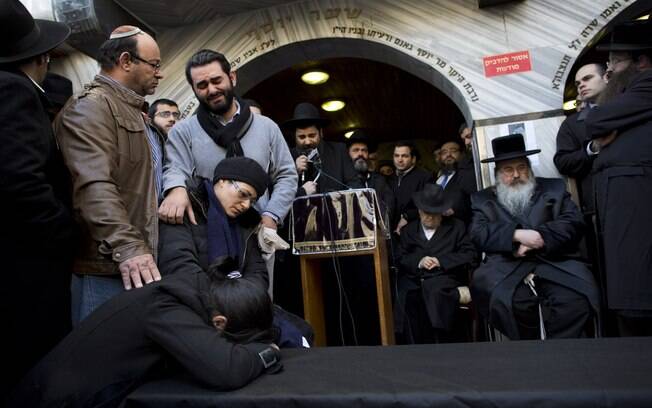 Família e parentes do judeu francês Yoav Hattab, vítima do ataque à mercearia kosher em Paris, se reúnem em torno de caixão simbólico perto de Tel Aviv, Israel