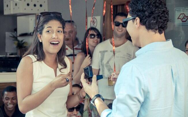 Pedido do Renee para a Fernanda durante um flashmob em um bar na Vila Madalena