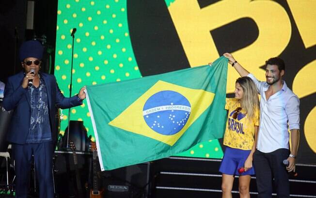 Carlinhos Brown esquece a letra do hino nacional no 'Brazilian Day'